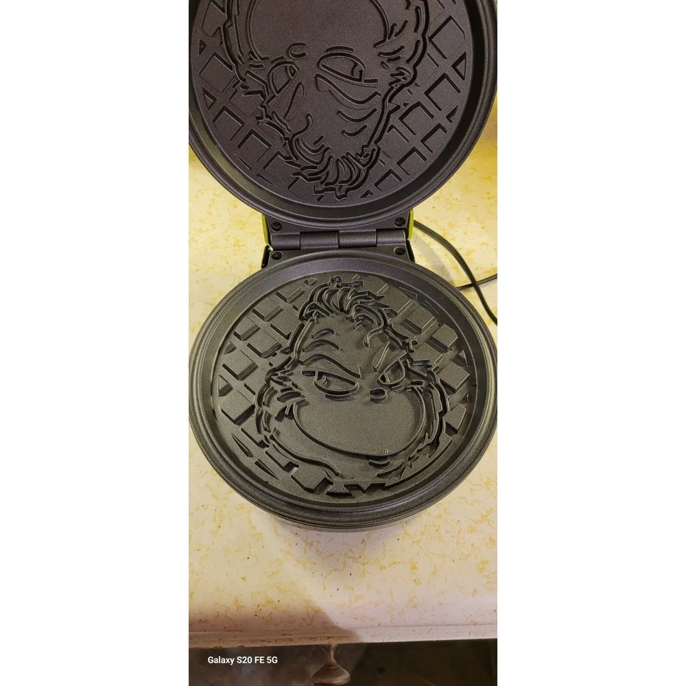 The Grinch‎ Waffle Maker. Uncanny Brands *Tested Works*